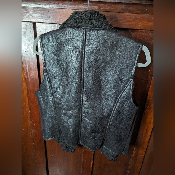 Faux leather Sherpa vest - Picture 2 of 6